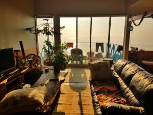 宮崎的住宿－Ocean Home Guest House，带沙发和大窗户的客厅