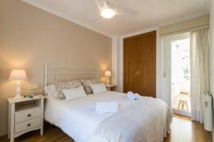Un dormitorio con una gran cama blanca y una ventana en Villamar - Relax, Sol y Playa, en Alicante