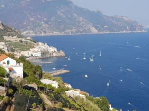 - une vue sur une grande étendue d'eau avec des bateaux dans l'établissement CASA LONE, à Amalfi