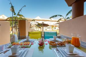 una mesa con platos de comida y bebidas. en Apartamento Mar de Cadiz, en Chiclana de la Frontera