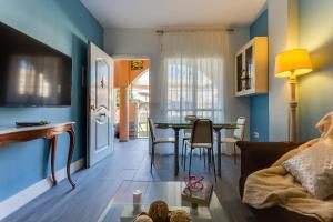 sala de estar con paredes azules y mesa en Apartamento Mar de Cadiz, en Chiclana de la Frontera