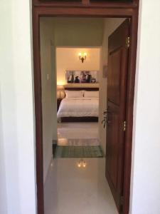Una cama o camas en una habitación de Philanka Jinapala Suites