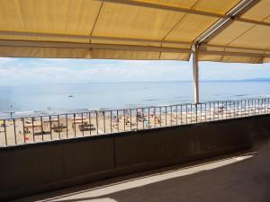 カスティリオーネ・デッラ・ペスカーイアにあるAppartamenti Lungomare Via Romaのビーチの景色を望むバルコニーが備わります。