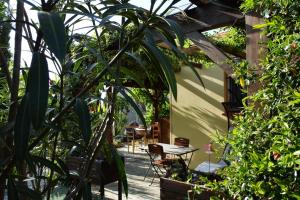 a patio with a table and some plants at Patrimonio chambre avec commodités chez l’habitant in Patrimonio