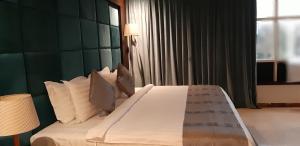 Letto o letti in una camera di Three Points Al Salama
