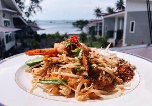 un piatto di cibo con spaghetti e verdure di The Seaside Resort Koh Phangan a Wok Tum
