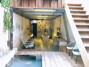 Cette chambre dispose d'une piscine avec des chaises et des escaliers. dans l'établissement Rimba Jonker, Melaka Heritage Residance, à Malacca