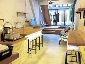 - une cuisine avec des tables, des chaises et un comptoir dans l'établissement Rimba Jonker, Melaka Heritage Residance, à Malacca 94 autres photos