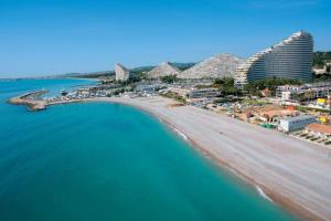 Una vista aérea de una playa y edificios. en La Studette Marina 06, en Villeneuve-Loubet 12 fotos más