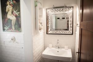 a bathroom with a mirror and a sink at Domus Socolatae Residenza d'Epoca in Follonica