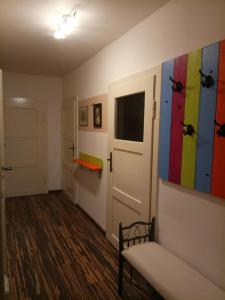 una habitación con una puerta con una pintura colorida en la pared en Ferienwohnung Charlett, en Dresden