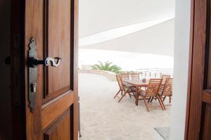 eine offene Tür zu einer Terrasse mit einem Tisch und Stühlen in der Unterkunft Casa Rural La Pardela in La Cisnera