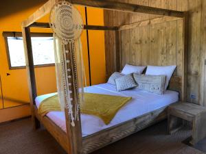 מיטה או מיטות בחדר ב-Les Lodges Saint Pierre