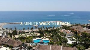 un cartel que dice tres minutos andando a la playa en Banus Lodge, en Marbella