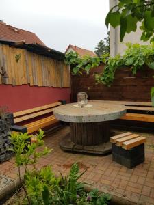 un patio con mesa y bancos en Ferienwohnung Charlett, en Dresden
