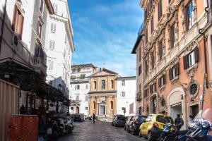 een straat met gebouwen en auto's op straat bij Casa Paola Guesthouse in Rome