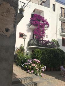 a building with purple flowers and a balcony at Casa ISABELLA loc turist br in Lipari