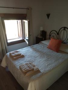 ein Schlafzimmer mit einem Bett, auf dem Handtücher liegen in der Unterkunft Ilusiones in Tejeda