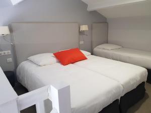 Postel nebo postele na pokoji v ubytování KYRIAD LYON EST – Saint Quentin Fallavier