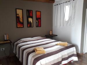 een slaapkamer met een bed met twee handdoeken erop bij Ñande roga san clemente in San Clemente del Tuyú