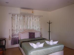 En eller flere senge i et værelse på High Hill Fresh Resort
