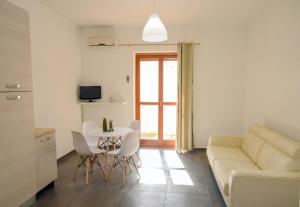 un soggiorno con divano e tavolo di Appartamento sulla spiaggia a Gallipoli
