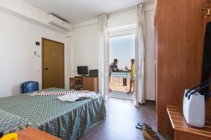 TV a/nebo společenská místnost v ubytování Hotel International