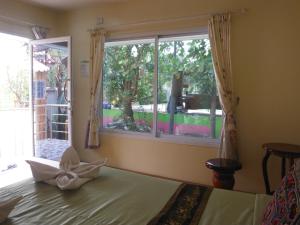 1 dormitorio con cama y ventana con vistas en High Hill Fresh Resort, en Ban Liap