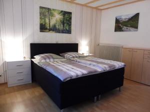 una camera con un letto di Ferienhaus Königreich - Dreistegen a Monschau