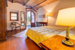 a bedroom with a bed and a lamp on a table at Agriturismo Filettro in Volterra