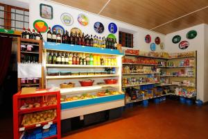 una tienda de comestibles con un montón de botellas de alcohol en Agriturismo Belsito Pian Di Boccio, en Bevagna