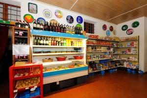 un negozio di alimentari con molte bottiglie di alcol di Agriturismo Belsito Pian Di Boccio a Bevagna