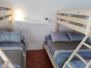 Casa Rural el Melojo (Gastroteca Imela)にある二段ベッド