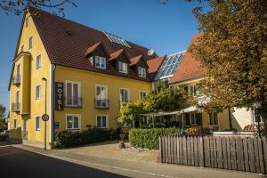 Gallery image of Neumaiers Hirsch -Gasthof und Landhotel in Weißenhorn