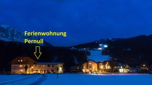 een stad 's nachts met de woorden sprookjesmakende perlyn bij Apartmenthaus Pernull in Tröpolach