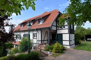 una casa con tetto rosso di Gîte Aux Deux Clochers a Zimmersheim
