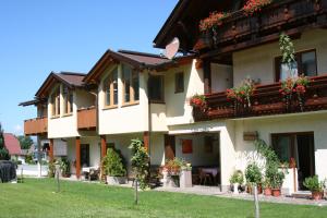 een groot gebouw met bloemen op de balkons bij Apartmenthaus Pernull in Tröpolach