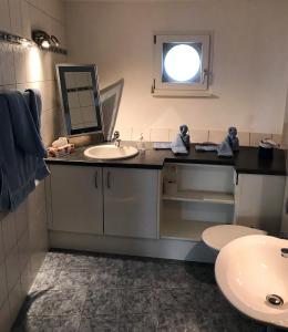 Koupelna v ubytování Bergwerksilo Herznach + 25 fotografií