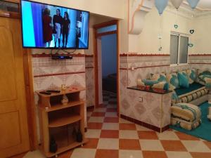 a living room with a tv and a couch at Apartamento El Mirador in M'diq