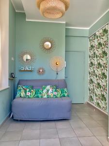 sala de estar con sofá púrpura y 2 espejos en Sunny Studio Vieux Port, en Marsella