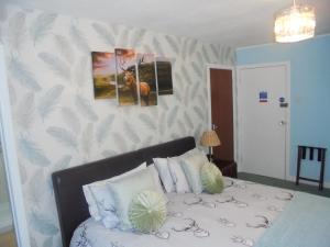 Postel nebo postele na pokoji v ubytování Avondale House