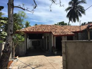 Hanna Villa في بيرووالا: دخول منزل بسقف من البلاط