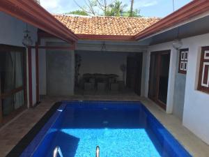 una piscina en el patio trasero de una casa en Hanna Villa en Beruwala