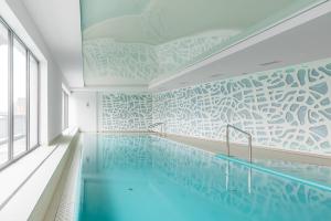 Basen w obiekcie Marinus Apartments SPA - with pool and sauna lub w pobliżu