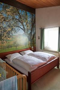 Un pat sau paturi într-o cameră la Semmering Villa Sonnenschein