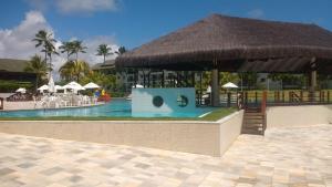 um resort com piscina com em Flat Beach Class em Porto de Galinhas