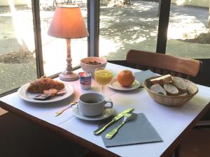 カルカソンヌにあるラ ラピエールのテーブル(食べ物、コーヒー、パン付)