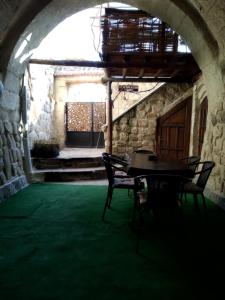 una habitación vacía con mesa y sillas en Naturels Cave House, en Ürgüp