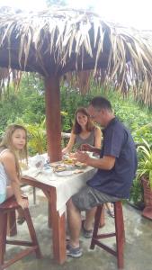 Galle Paradise Inn في غالي: رجل وامرأة يجلسون على طاولة