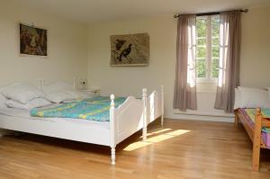 A bed or beds in a room at Högsma Bygdegård